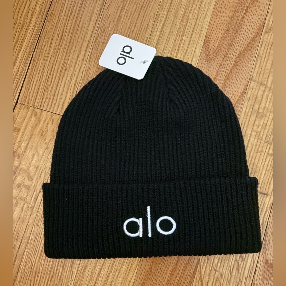 ALO Yoga black winter hat beanie NWT
